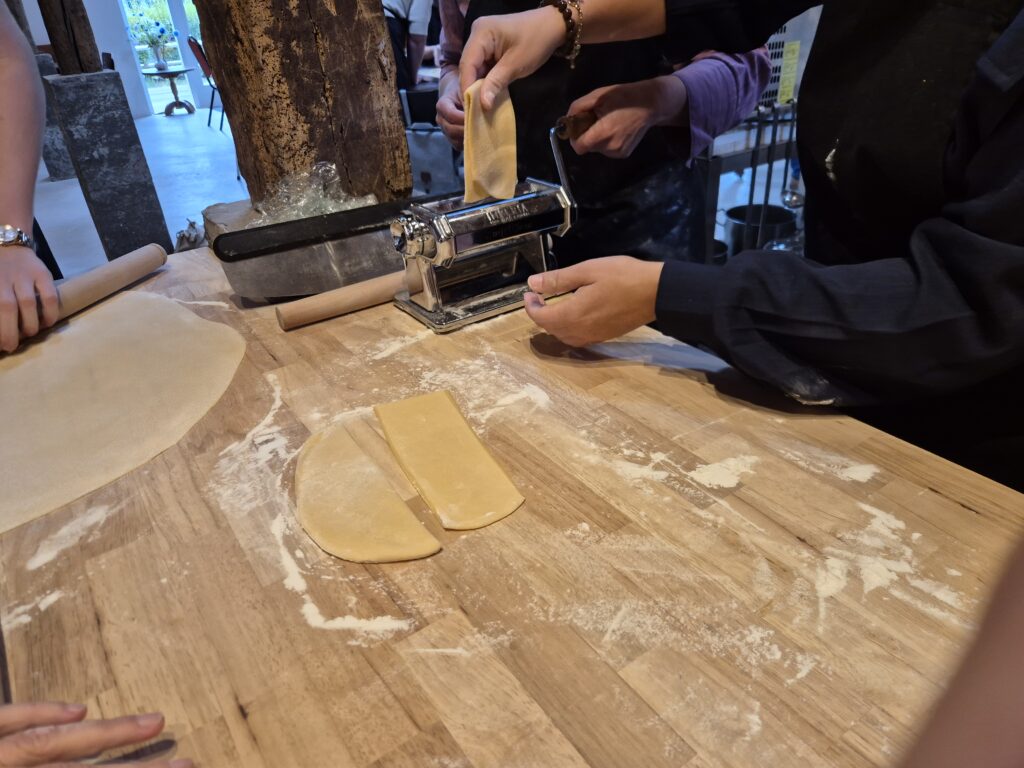 Deelnemer maakt verse pasta tijdens een kookworkshop bij Unieke Uitjes.